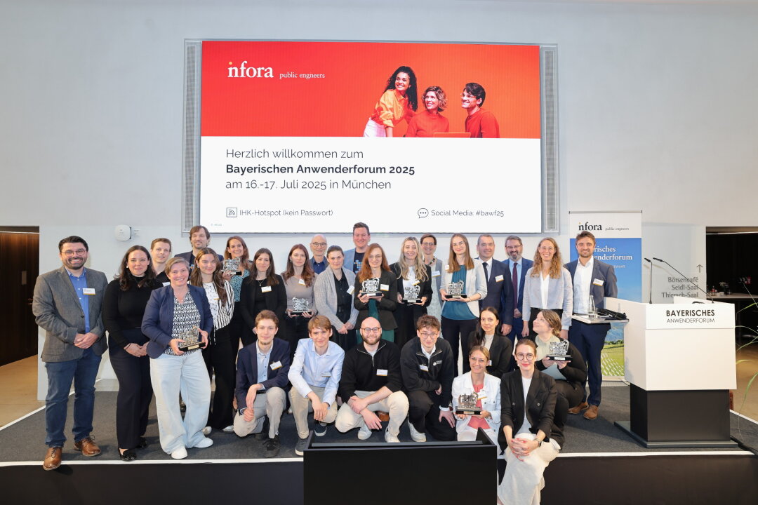 Auszeichnung im Rahmen des Bayerischen Anwenderforums 2025 Gruppenfoto mit 28 Personen im Rahmen des Bayerischen Anwenderforums 2025 in München auf der Bühne.