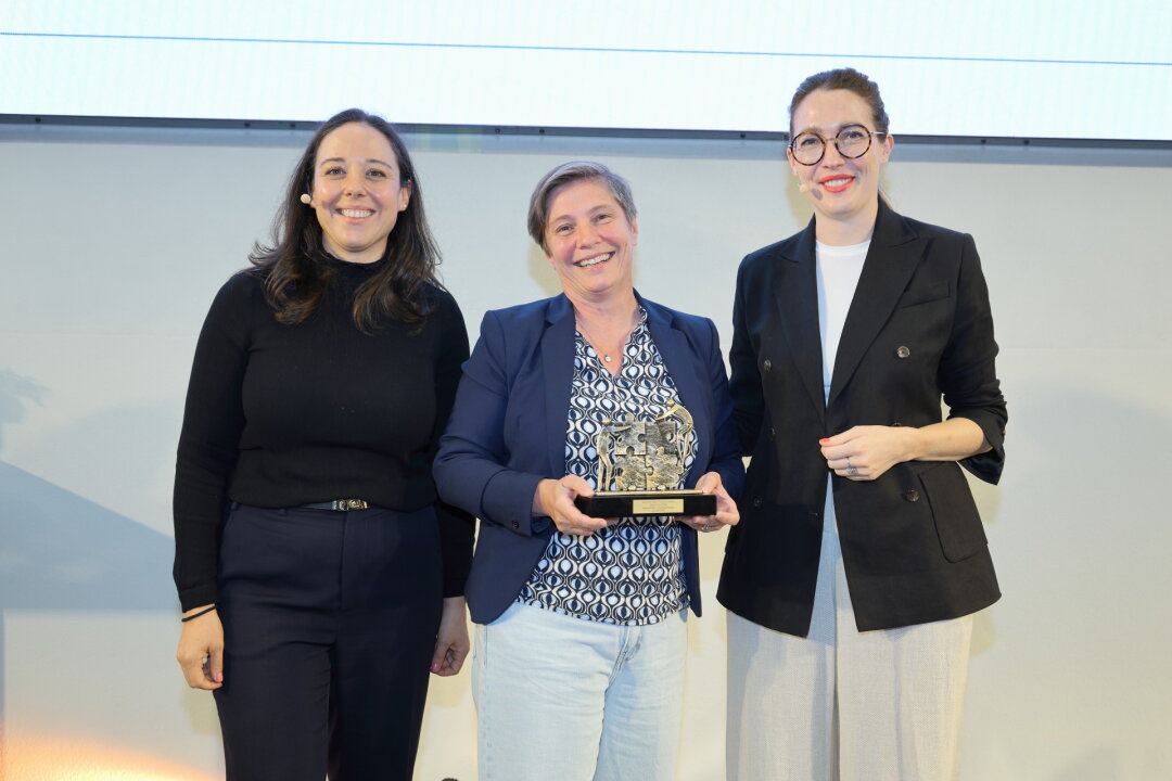 Auszeichnung der Geodigitalisierungskomponente mit dem Bavarian Best Practice Award Drei Frauen stehen nebeneinander, die mittlere hält den Bavarian Best Practice Preis für die Geodigitalisierungskomponente in den Händen.